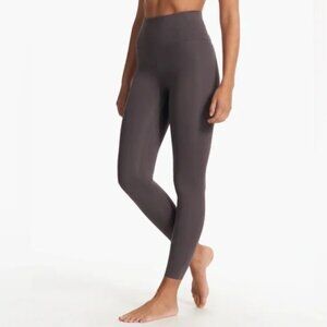 BRAND NEW W TAGS Vuori Evolve Leggins in Plum, size small